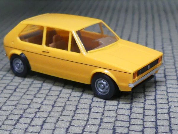 1/87 Brekina VW Golf I gelb, Zierlinie schwarz, Stoßstange chrom (G1#28)