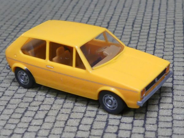 1/87 Brekina VW Golf I gelb, Zierlinie silber, Stoßstange silber 25527