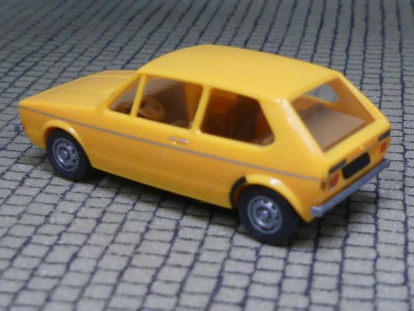 1/87 Brekina VW Golf I gelb, Zierlinie silber, Stoßstange silber 25527