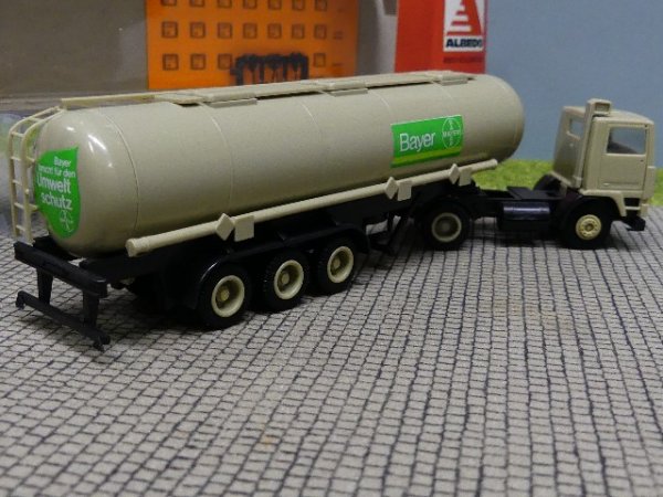 1/87 Herpa Albedo Volvo F12 Bayer Tank SZ #310