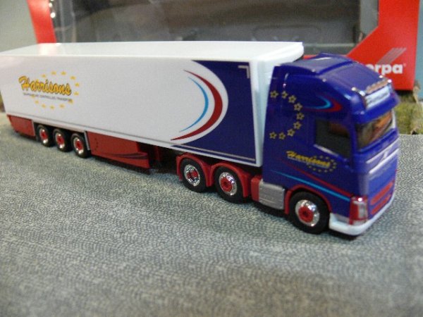 1/87 Herpa Volvo FH Gl. XL 6x2 Harrisons (GB) Kühlkoffer-Sattelzug 306157