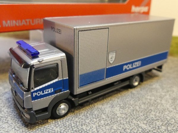 1/87 Herpa MB Atego Koffer-LKW m. Ladebordw. Polizei Hamburg Entschärfer 093538