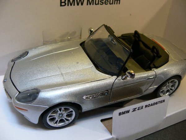 1/24 Motor Max BMW Z8 Roadster silber BMW Museum 73257
