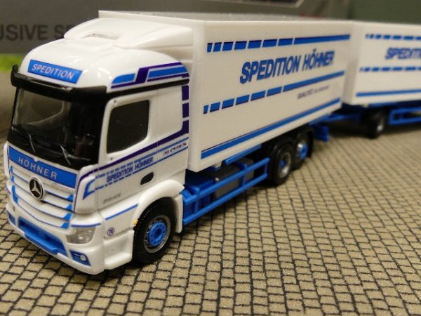 1/87 Herpa MB Actros HÖHNER Spedition Wechselkoffer Hängerzug 917346