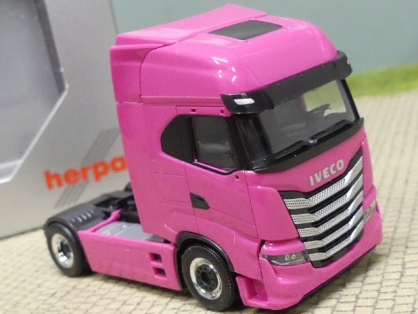 1/87 Herpa Iveco S-Way 2achs Zugmaschine magenta Felgen chrom/schwarz