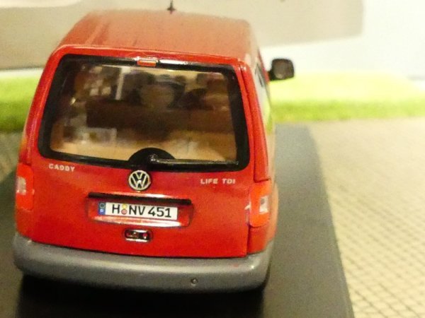 1/43 NEO VW Caddy Life rot