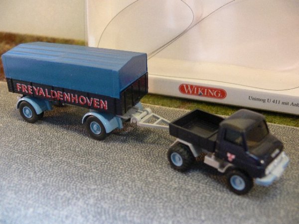 1/87 Wiking Unimog 411 + Anhänger Freyaldenhoven 0371 04