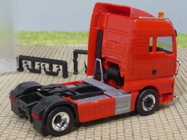 1/87 Herpa MAN TGX XLX Euro 6 Zugmaschine rot mit Rundumleuchten, RS + LB #24