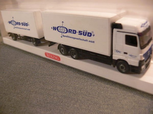 1/87 Wiking MB Actros Nord-Süd Spedition Kofeer-Hängerzug 599 05