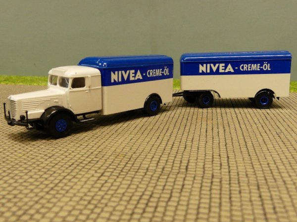 1/87 Brekina Büssing 8000 Nivea Creme-Öl Koffer Hängerzug 74514