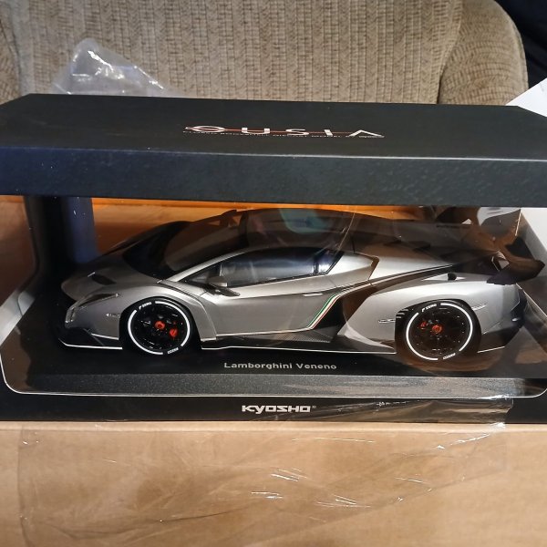 1/18 Kyosho Lamborghini Veneno Gray/White line C09501GRW