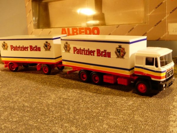 1/87 Albedo MAN F90 Patrizier Bräu Koffer Hängerzug 200235