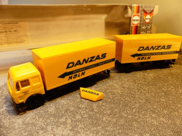 1/87 Herpa MB NG DANZAS Köln Koffer Hängerzug #621