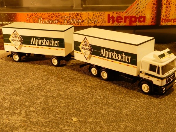 1/87 Herpa MAN F 90 Alpirsbacher Bräu Koffer HZ