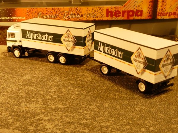 1/87 Herpa MAN F 90 Alpirsbacher Bräu Koffer HZ