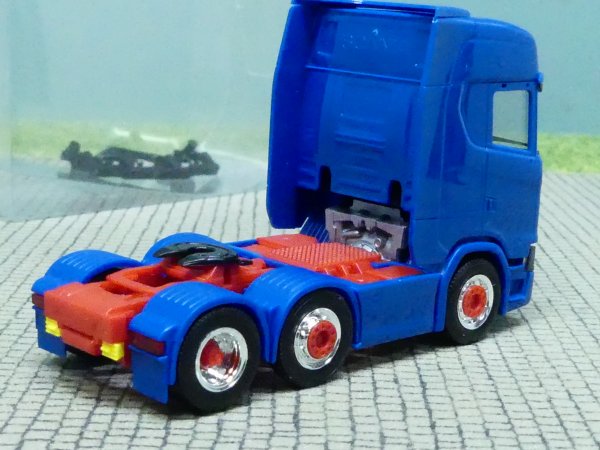 1/87 Herpa Scania CS HD 3-Achs Zugmaschine blau Felgen chrom rot