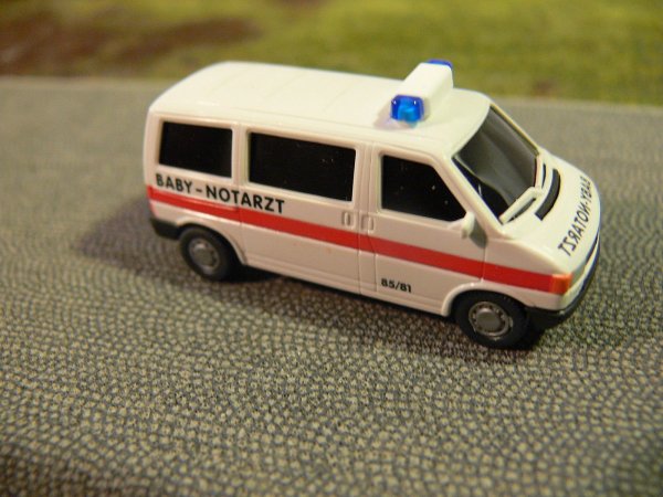 1/87 Roco VW T4 Baby Notarzt Bus 1480