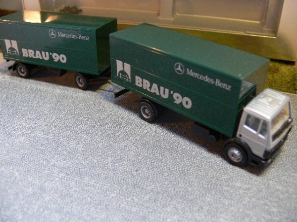 1/87 Herpa MB SK Brau 90 Koffer-Hängerzug