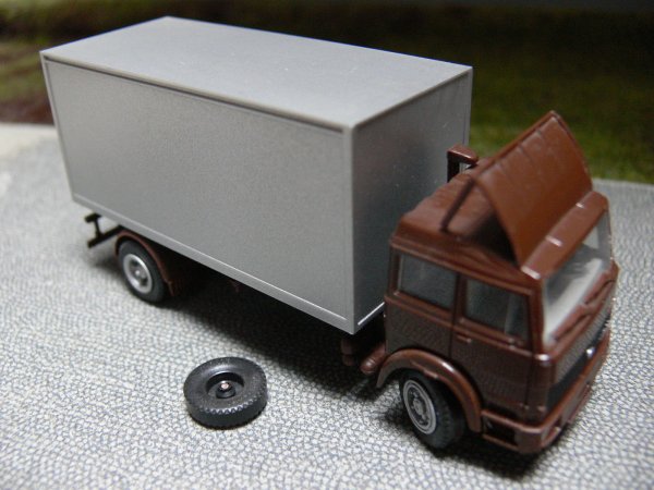 1/87 Herpa Iveco Turbo OM mit Lenkachse 2.Wahl Ersatzrad muss neu befestigt werden