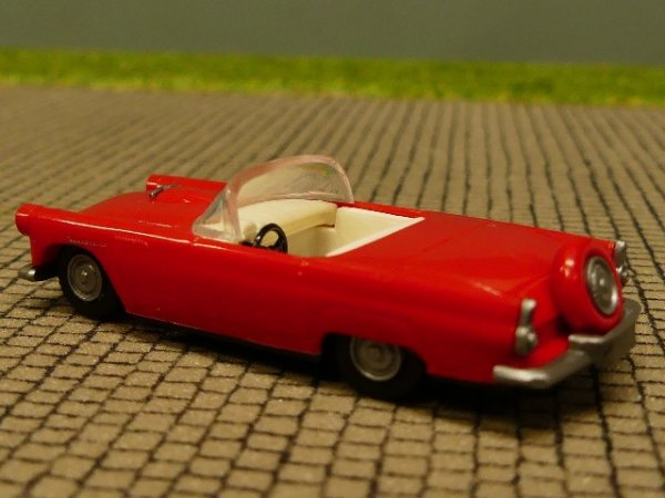 1/87 Busch Ford Thunderbird '56 Cabrio rot 5202 Praline