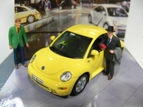 1/43 Vitesse VW Beetle 1999 gelb mit zwei Figuren