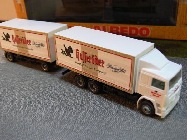 1/87 Herpa Albedo Volvo F12 Hasseröder Premium Pils Bier Koffer-Hängerzug 300176