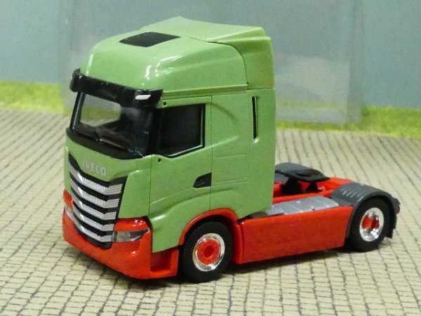 1/87 Herpa Iveco S-Way 2-Achs Zugmaschine grün rot