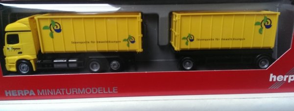 1/87 Herpa MB Actros Streamspace Hofmann denkt Abrollmulden-HZ 304580