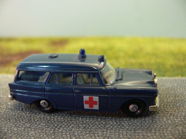 1/87 Brekina MB 190 Kombi KTW Ambulance blau