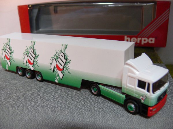 1/87 Herpa MAN F2000 7 UP Koffer-Sattelzug 185011