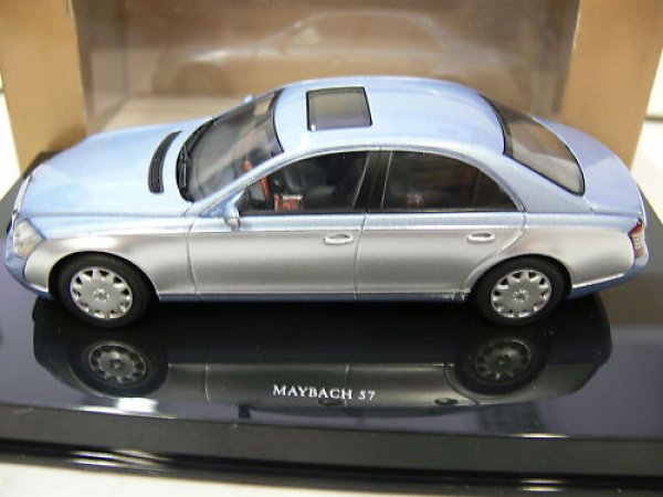 1/43 AUTOart Maybach 57 (hellblau/silber)