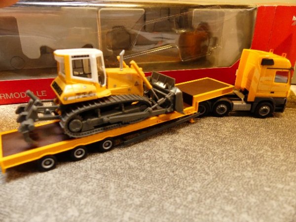 1/87 Herpa MB Actros Tieflader + Liebherr Raupe 153973