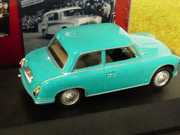 1/43 Atlas DDR Auto Kollektion AWZ P70 Limousine türkis 7230 012