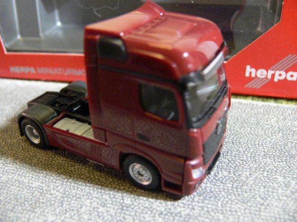 1/87 Herpa MB Actros Bigspace 2-Achs ZM weinrot 159500-007