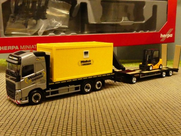 1/87 Herpa Volvo Flachbett-LKW Wallek & Geser + Container / Ladekran u. Goldhofer TU3 + Gabelstapler