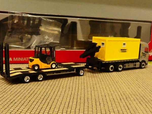 1/87 Herpa Volvo Flachbett-LKW Wallek & Geser + Container / Ladekran u. Goldhofer TU3 + Gabelstapler