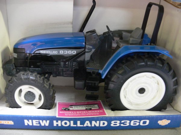 1/16 Ertl New Holland Traktor 8360 blau