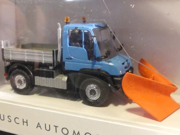 1/87 Busch MB Unimog U430 mit Spitzpflug hellblau/silber 50923 SONDERPREIS