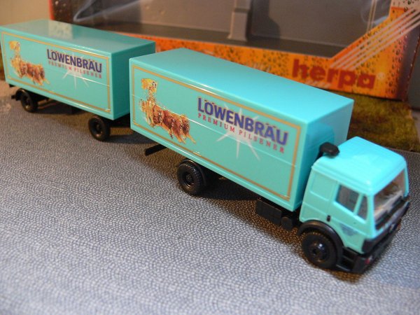 1/87 Herpa MB SK Löwenbräu Premium Pilsener Koffer-Hängerzug