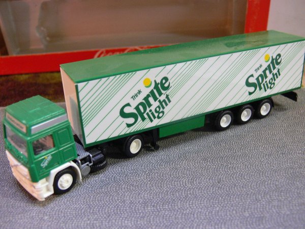 1/87 Herpa Albedo Volvo F12 Sprite Koffer-Sattelzug