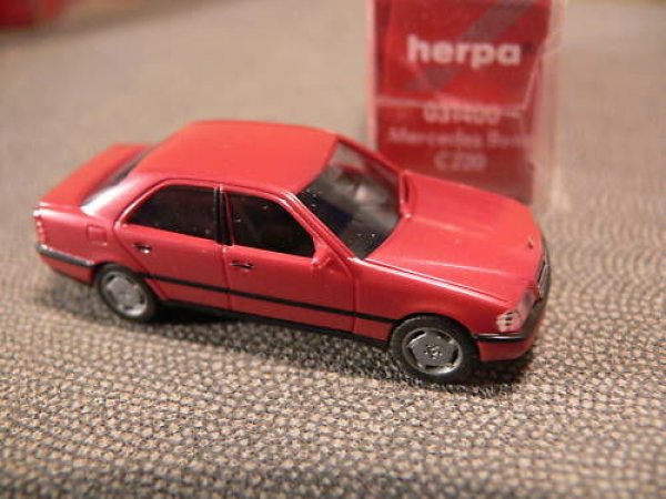 1/87 Herpa MB C220 weinrot metallic 031400