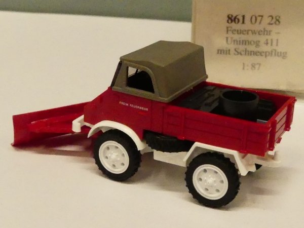 1/87 Wiking Unimog mit Schneepflug Feuerwehr 861 07 B