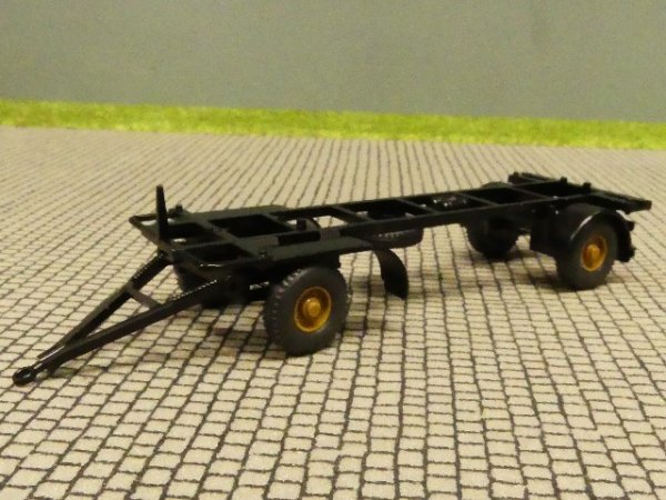 1/87 Wiking Anhänger für Wechselaufbau schwarz Felgen braun 573An